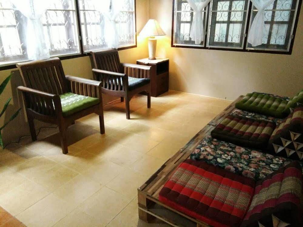 Hostel Twin House @ Tapae *